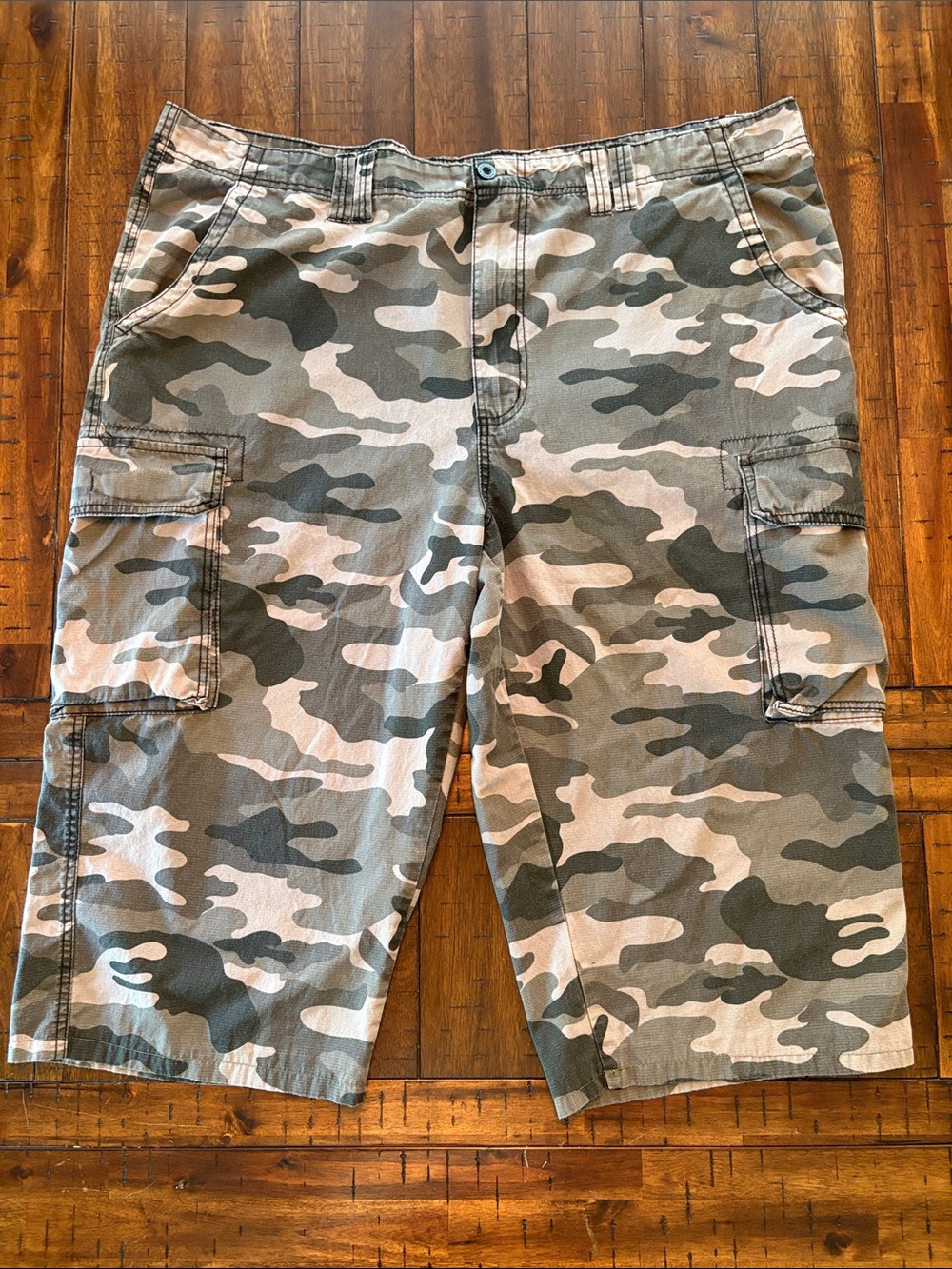 Airwalk Men's Camo Cargo Shorts - Green & Gray Sz 46